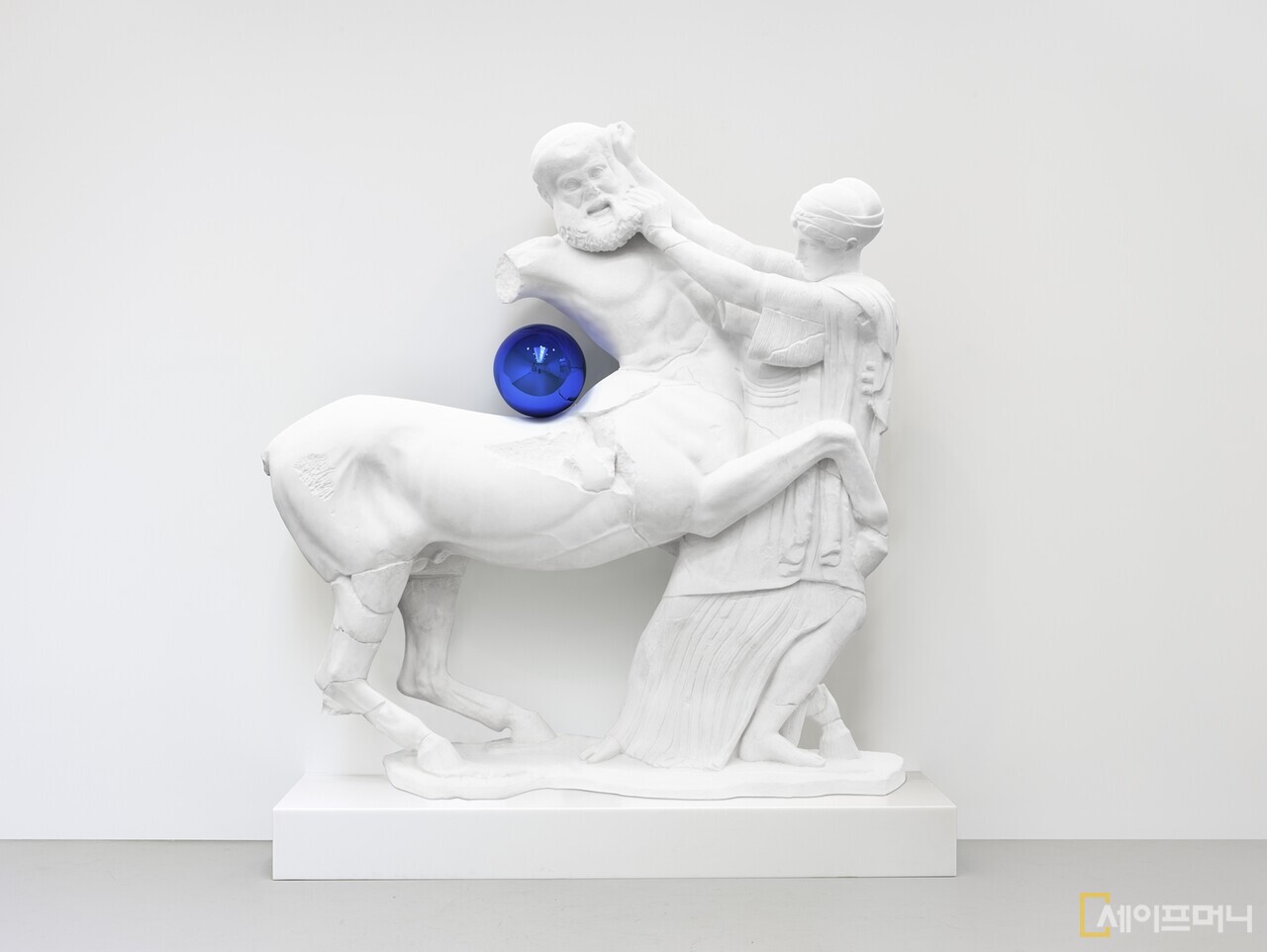 ▲ 현대백화점이 내년 현대 미술가 제프 쿤스의 조각상 켄타우루스와 라피테스 처녀를 더현대 대구 1층 더스퀘어에서 전시하고 판매한다. ⓒ 현대백화점