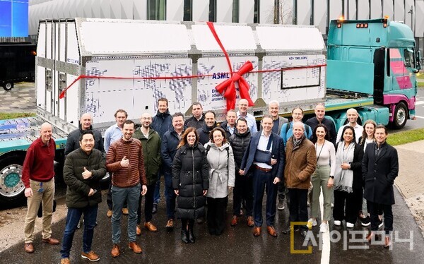 ▲ 네덜란드 반도체 장비 회사인 ASML이 첫 하이 뉴메리컬어퍼처 극자외선 노광장비를 인텔에 공급했다. ⓒ ASML