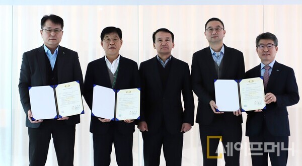 ▲ HD현대 글로벌R&D센터에서 메탄올 이중연료 추진 개조 설계에 대한 선급 기본인증서(AIP) 수여식이 진행됐다. (사진 왼쪽부터 HD현대이엔티 서흥원 대표이사, HD현대마린솔루션 이기동 대표이사, HMM 김규봉 해사총괄, HD한국조선해양 남영준 부사장, 한국선급 김연태 기술본부장) ⓒ HD현대마린솔루션