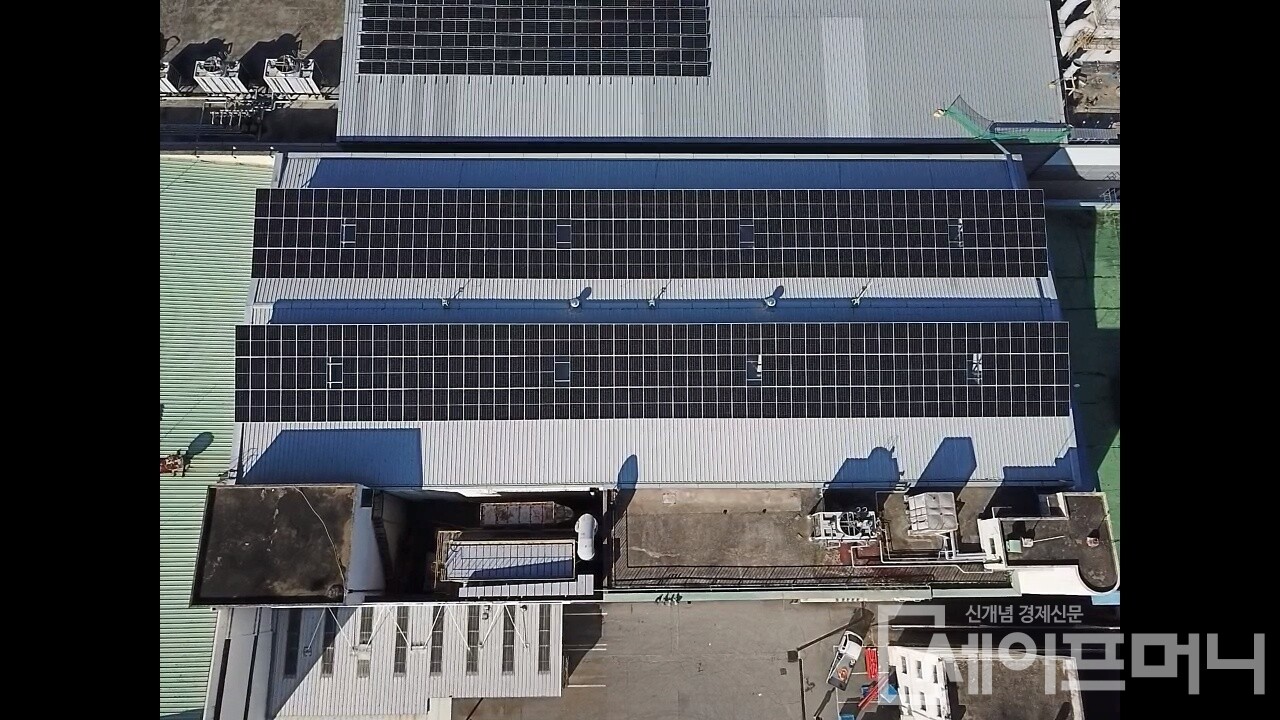 ▲ 엘지유니참이 경북 구미공장 옥상에 태양광 패널을 설치해 태양광 에너지를 생산하고 있다. ⓒ 엘지유니참