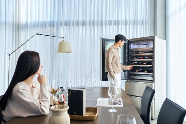 ▲ LG전자 관계자들이 LG 프리미엄 가전으로 구성된 별장 콘셉트 어나더빌라에서 LG 시그니처 와인 셀러를 작동시키고 있다. ⓒ LG전자