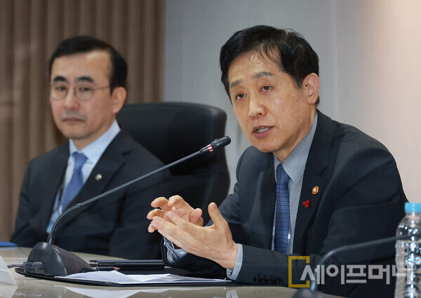 ▲ 김주현 금융위원장이 주택담보대출 갈아타기 서비스 이용 시 유의사항에 대해 발언하고 있다. ⓒ 금융위원회