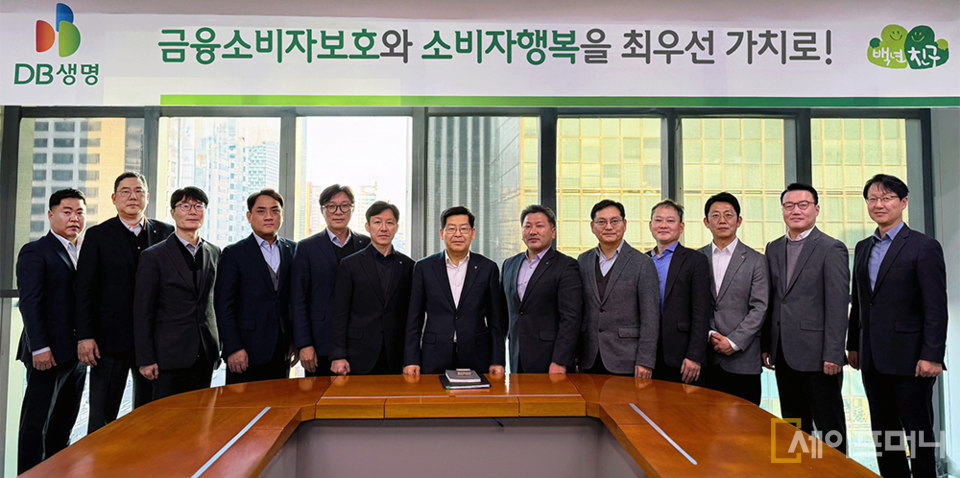 ▲ 김용만 DB생명 대표이사(왼쪽 일곱번째)와 DB생명 임원진들이 금융소비자보호 실천 결의식을 하고 있다. ⓒ DB생명