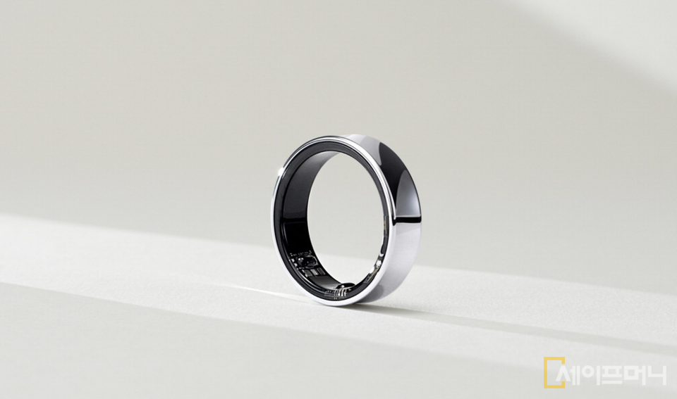 ▲ 삼성전자가 스페인 바르셀로나에서 열린 MWC 2024 전시 부스에서 스마트 반지 갤럭시 링 실물을 공개했다. ⓒ 삼성전자