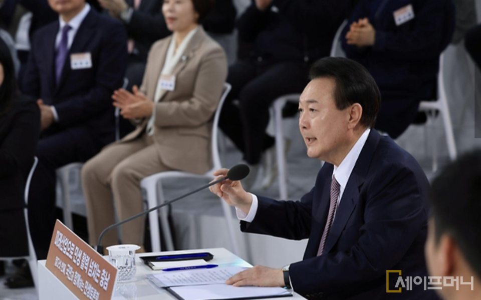 ▲ 윤석열 대통령이 충남 서산 비행장에서 열린 15회 민생 토론회에서 발언하고 있다. ⓒ 대통령실