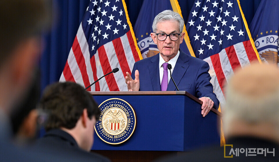 ▲ 제롬 파월 미 연방준비제도 의장이 연방공개시장위원회(FOMC) 기자회견에서 금리인화 관련 발언을 하고 있다. ⓒ Fed