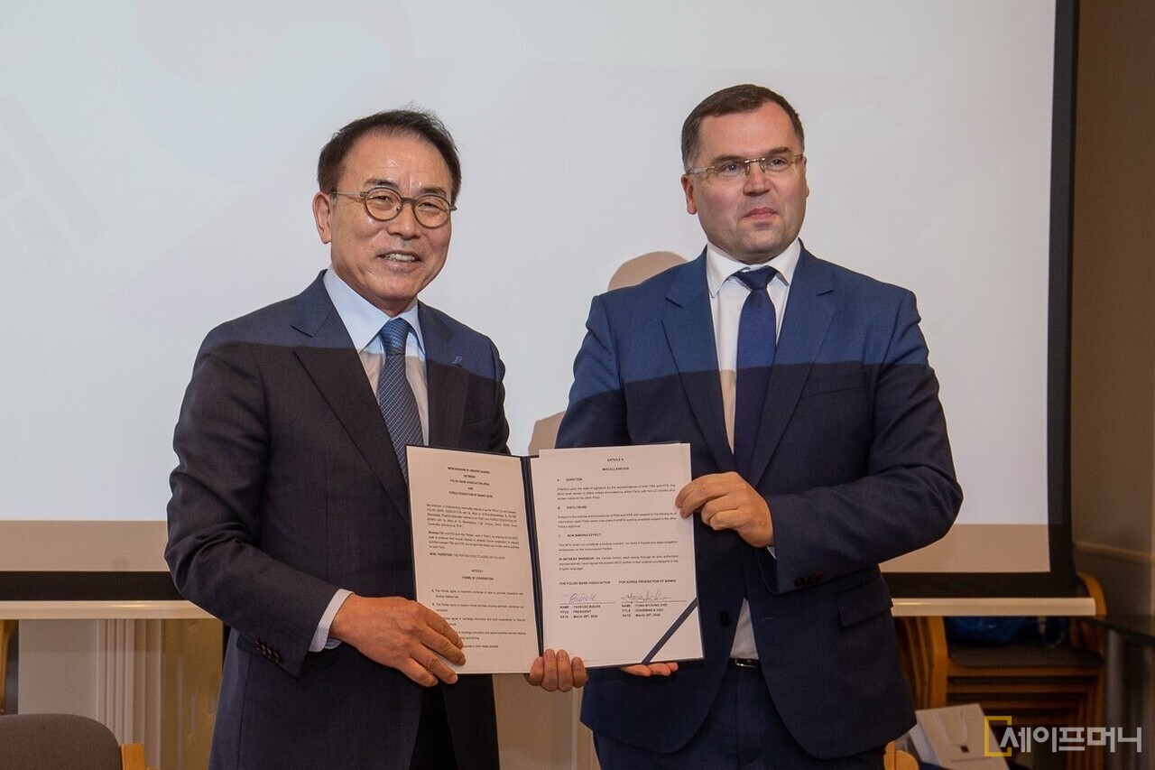 ▲ 조용병 은행연합회장(왼쪽) 폴란드에서 타디우즈 비알렉 폴란드은행협회장와 금융협력 강화를 위한 업무협약을 하고 있다. ⓒ 은행연합회