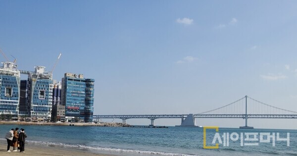 ▲ 부산 광안리 해수욕장의 하늘이 맑다. ⓒ 세이프머니