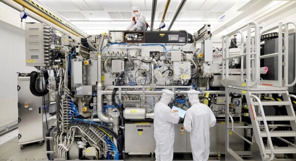 ▲ ASML 직원들이 극자외선 노광장비 생산 설비를 둘러보고 있다. ⓒ 로이터통신