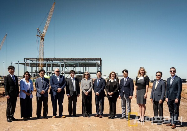 ▲ LG에너지솔루션 애리조나 공사 현장에서 양사 관계자, 주정부 인사들이 기념촬영을 하고 있다. ⓒ LG에너지솔루션