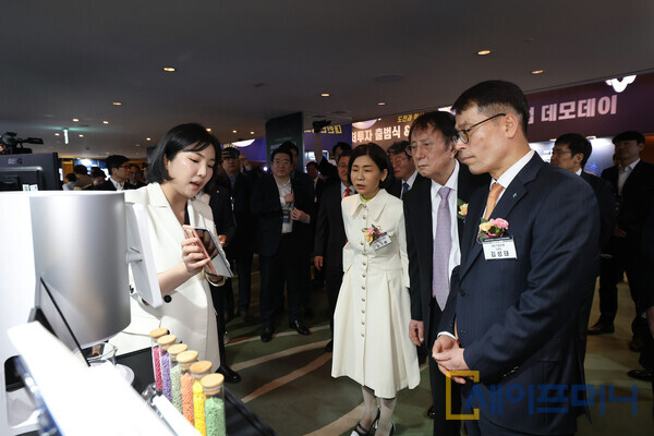 ▲김성태IBK기업은행장(오른쪽)이 국제전자제품박람회(CES) 혁신상 수상기업이 제품과 서비스를 소개하는 부스를 둘러보고 있다. ⓒ 기업은행