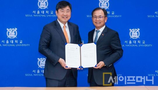 ▲ 김재영 서울대 산학협력단장(왼쪽)과 하민용 SKT 글로벌솔루션오피스 담당이 업무협약을 통해 산학협력을 다짐했다. ⓒ SKT