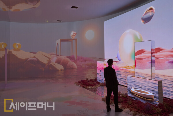 ▲ 삼성전자 관계자가 이탈리아 밀라노에서 개최한 공존의 미래 전시회에서 전시품을 살펴보고 있다. ⓒ 삼성전자