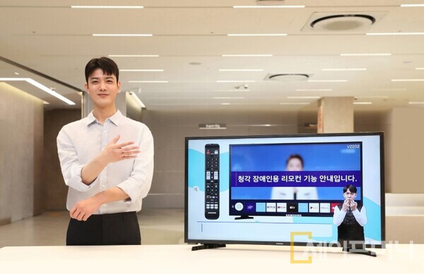 ▲ 삼성전자 모델이 삼성스토어에서 40형 풀HD 스마트 TV를 소개하며 간편하다는 수어 동작을 하고 있다. ⓒ 삼성전자