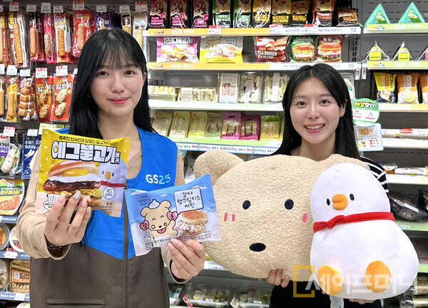 ▲ GS25 매장에서 모델들이 캐릭터 콜라보 상품과 캐릭터 인형을 들고 있다. ⓒ GS25