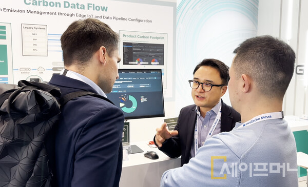 ▲ SK C&C 관계자가 독일 하노버 산업전에서 디지털 탄소 여권에 대해 설명하고 있다. ⓒ SK C&C