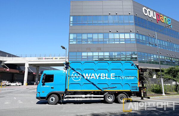 ▲ 웨이블 서큘러 차량이 쿠팡 사업장의 폐기물을 운반하고 있다. ⓒ SK에코플랜트
