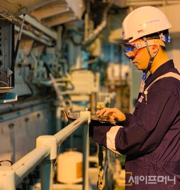 ▲ HD 스마트케어 부산 센터 관계자가 선박 방문 점검 서비스를 제공하고 있다. ⓒ HD현대마린솔루션