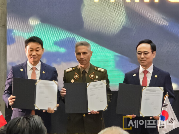 ▲ (왼쪽부터) 박상준 STX 대표이사, 호르헤 바르가스 조병창장, 이용배 현대로템 대표이사 사장이 페루 육군본부에서 페루 육군 조병창 전략적 파트너십을 체결하고 있다. ⓒ 현대로템