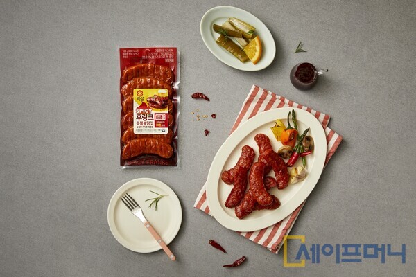 ▲ CJ제일제당이 출시한 백설 숯불 불닭맛 후랑크. ⓒ  CJ제일제당