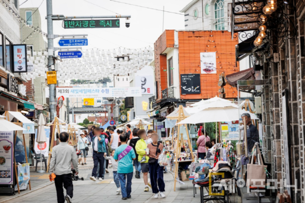 ▲ 수원시가 개최한 제3회 새빛세일페스타 행사를 시민들이 전통시장에서 즐기고 있다. ⓒ 수원시
