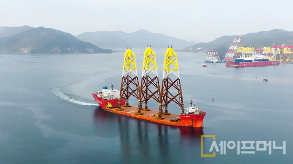 ▲ SK오션플랜트가 제작한 해상풍력 하부구조물이 수출되고 있다. ⓒ  SK오션플랜트