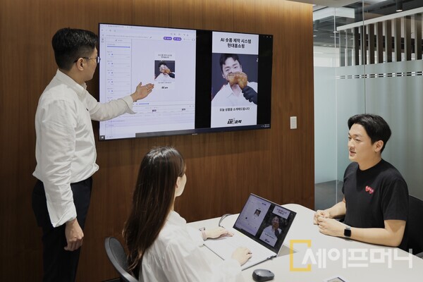 ▲ 현대홈쇼핑 직원들이 AI 숏폼 자동 제작 시스템을 시연하고 있다. ⓒ 현대홈쇼핑