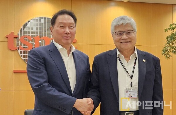 ▲ 최태원 SK그룹 회장(왼쪽)과 웨이저자 TSMC 회장이 AI 반도체 협력을 강화하기로 했다. ⓒ SK그룹