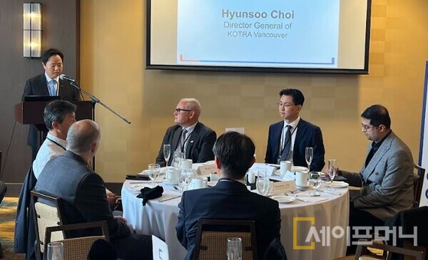 ▲ 지난 10일 캐나다 캘거리에서 코트라와 주밴쿠버 총영사관이 공동 개최한 한-캐나다 에너지 세미나에서 최현수 코트라 밴쿠버 무역관장이 발언하고 있다. ⓒ 코트라