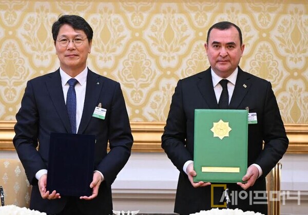 ▲ 지난 10일 투르크메니스탄 아쉬하바트 오구즈칸 대통령궁에서 진행된 현대ENG-투르크멘가스 기본합의서(FA) 체결식에 참석한 홍현성 현대엔지니어링 대표이사(왼쪽)와 막삿 바바예프 투르크멘가스 회장이 기념촬영을 하고 있다. ⓒ 현대엔지니어링