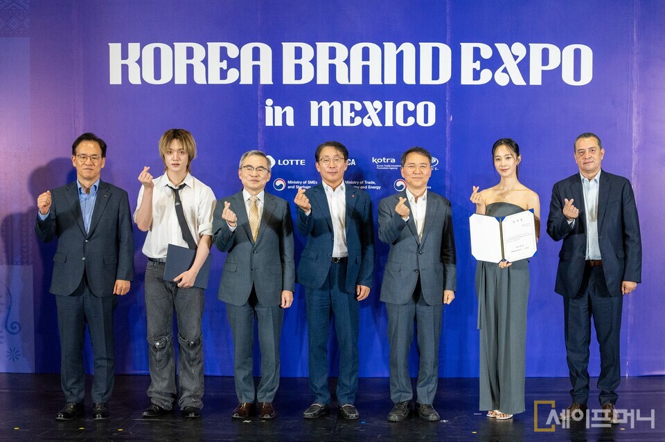 ▲ 산업부와 KOTRA는 멕시코시티 월드트레이드센터에서 2024 대한민국 브랜드 엑스포 in 멕시코를 진행했다. (왼쪽부터) 김상순 KOTRA 중남미지역본부장, 도의 NOMAD, 허태완 주멕시코 대한민국 대사, 김재겸 롯데홈쇼핑 대표, 김영환 대중소기업농어업협력재단 사무총장, 권유리 소녀시대, Humberto Esqueda Ramos, Mexico-South Korea Business Committee(COMCE) President. ⓒ KOTRA