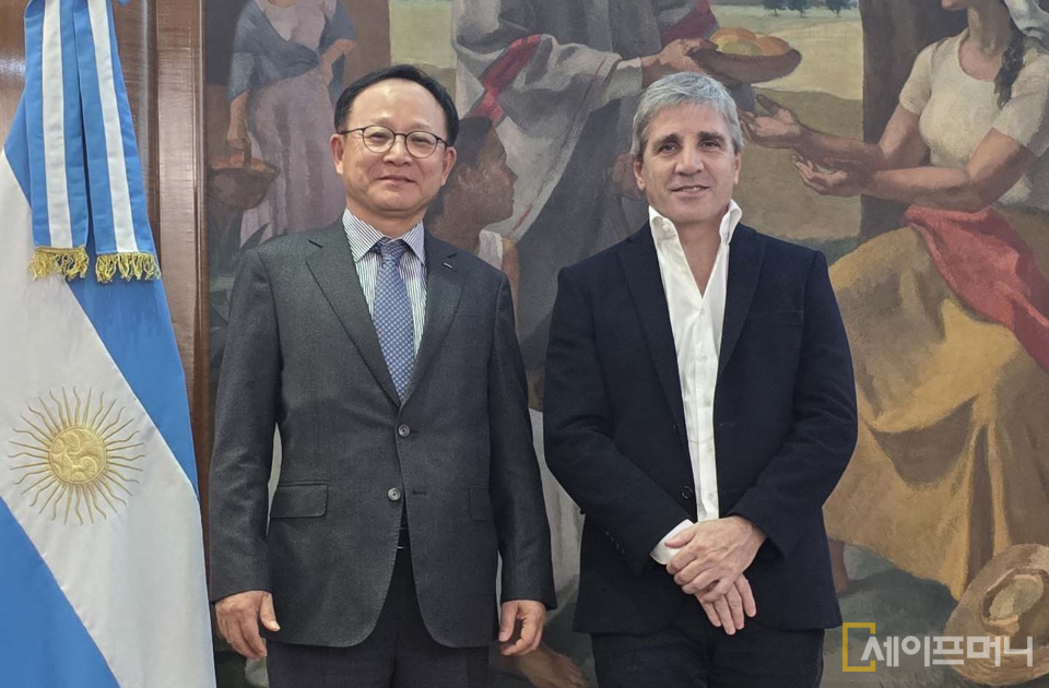 ▲ 포스코홀딩스와 아르헨티나가 이차전지용 리튬 사업 협력을 논의하고 있다. 왼쪽부터 정기섭 포스코홀딩스 사장, 루이스 카푸토 경제부 장관. ⓒ 포스코그룹