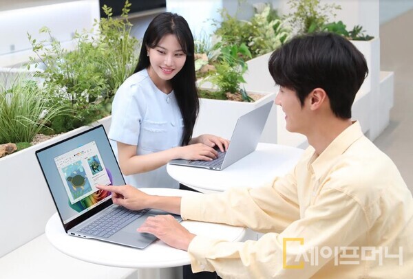 ▲ 삼성전자 관계자가 갤럭시 북4 엣지를 체험하고 있다. ⓒ 삼성전자