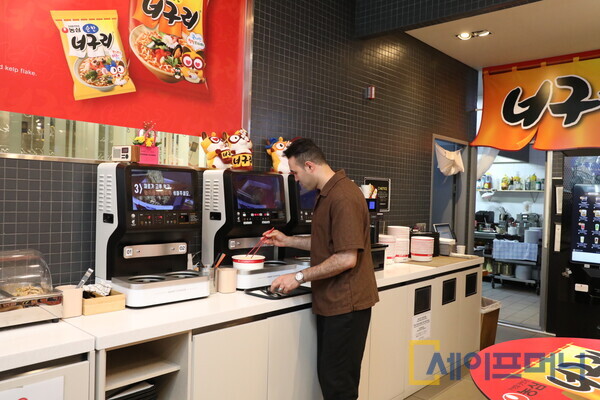 ▲ 외국인이 서울 명동 농심 너구리의 라면가게에서 즉석조리기로 라면을 조리하고 있다. ⓒ 농심
