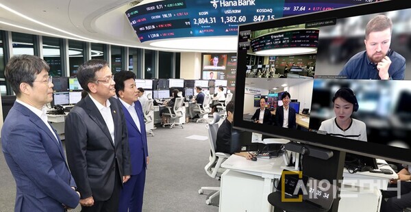 ▲ 최상목 부총리(왼쪽 두번째), 유상대 한국은행 부총재(왼쪽 첫번째), 함영주 하나금융그룹 회장이 하나은행 런던 지점과 스테이트스트리트은행 런던 지점을 화상으로 연결해 현지 분위기를 청취하고 있다. ⓒ 하나은행