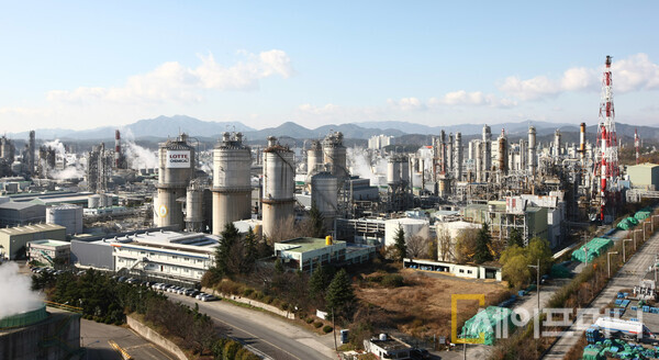 ▲ 롯데케미칼이 중간배당으로 주당 1000원을 지급한다. ⓒ 롯데케미칼