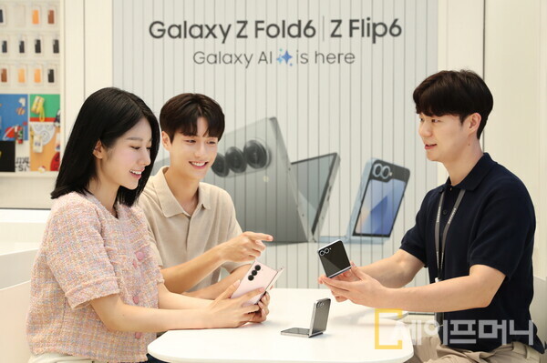 ▲ 삼성스토어 홍대 갤럭시 스튜디오에서 디테일러가 새로워진 갤럭시 Z 폴드6와 갤럭시 Z 플립6를 소개하는 모습 ⓒ 삼성전자
