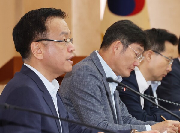 ▲ 최상목 부총리 겸 기획재정부 장관이 18일 서울 종로구 정부서울청사에서 열린 민생대책 전달체계 점검 회의에 참석하고 있다. ⓒ 연합뉴스