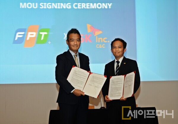▲ 지난 2일, 서울 마포구 누리꿈스퀘어에서 열린 '2024년 베트남-한국디지털 포럼'에서 SK C&C 김민혁 Global 사업단장(왼쪽)과 FPT IS 쩐득찌광 부사장(Vice President Mr. Tran Duc Tri Quang)이 '글로벌 디지털 ESG 사업 협력 MOU' 체결 후 기념 사진을 촬영한 모습 ⓒ SK C&C