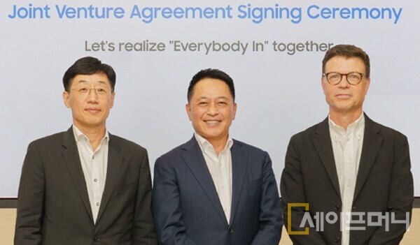 ▲ 최윤호 삼성SDI 사장(가운데)과 컬트 켈티 GM 배터리셀&팩 총괄 부사장(오른쪽)이 삼성SDI-GM 전기차 배터리 합작법인 설립계약을 체결했다. ⓒ 삼성SDI