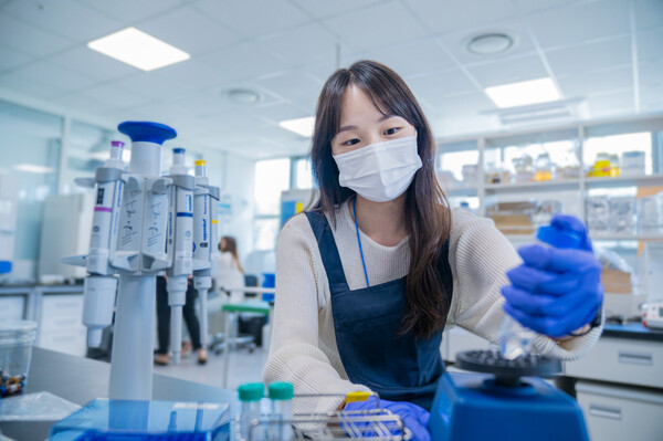 ▲ 콜마비앤에이치에서 헤모힘의 추가 안전성을 확인하고 있다. ⓒ 콜마비앤에이치