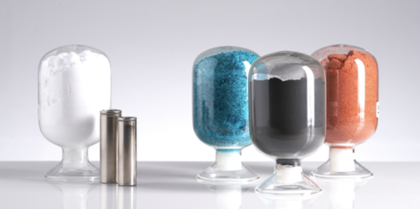 ▲ 양극재 원료와 배터리 사진. 왼쪽부터 리튬, 원통형 배터리, 니켈, 양극재, 코발트. ⓒ 포스코퓨처엠