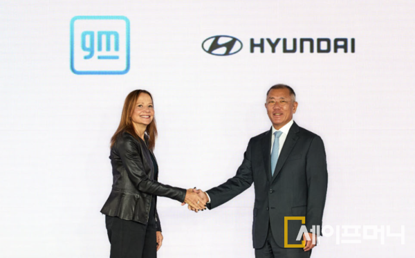 ▲ 메리 바라 GM 회장(왼쪽)과 정의선 현대차그룹 회장은 MOU 체결 후 기념 촬영을 하고 있다. ⓒ 현대차