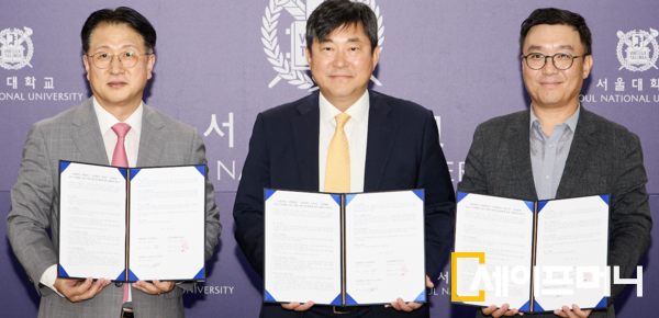 ▲ 홍성윤 삼성화재 기획실장(왼쪽부터), 김재영 서울대 산학협력단장, 목승환 서울대기술지주 대표가 업무협약 후 사진 촬영을 하고 있다. ⓒ 삼성화재
