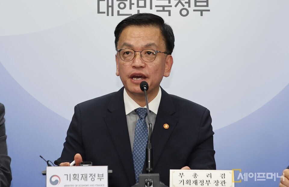 ▲ 최상목 기획재정부 장관이 정부청사에서 WGBI에 편입한 것과 관련해 브리핑을 진행하고 있다. ⓒ 연합뉴스