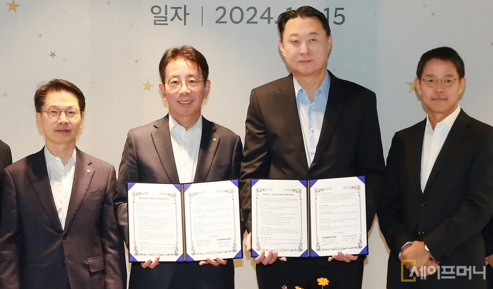 ▲ 손정현 스타벅스 코리아 대표(왼쪽에서 두번째)와 이재근 KB국민은행 은행장(왼쪽에서 세번째)이 업무협약을 체결하고 있다. ⓒ KB국민은행