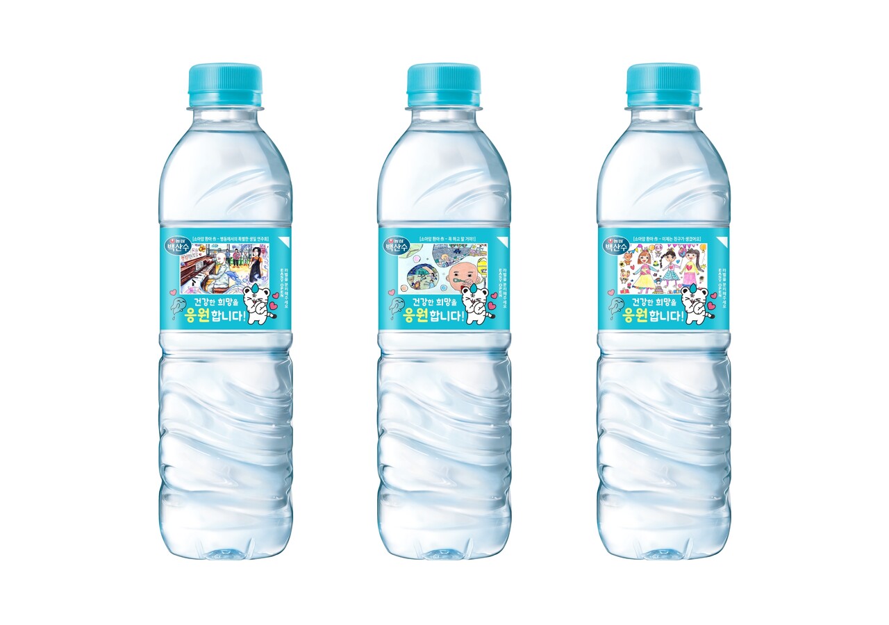 ▲ 농심은 세계 소아암의 날 그림 공모전 수상작이 인쇄된 라벨을 두른 백산수 한정판을 출시했다. ⓒ 농심