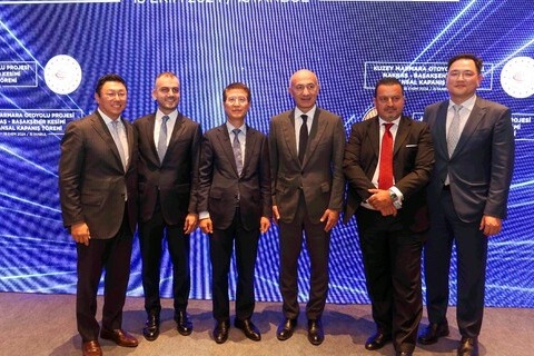 ▲ 튀르키예 현지에서 열린 나카스-바삭세히르 도로 건설 사업 체결식에서 삼성물산 건설부문 오세철 대표이사(왼쪽 3번째)와 르네상스 창업주 에르맨 일르작(Erman Ilicak) 회장(왼쪽 4번째)이 기념촬영을 하고 있다. ⓒ 삼성물산