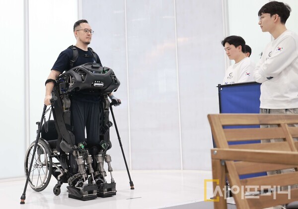 ▲ KAIST 공경철 교수팀 웨어러블 로봇 워크온슈트F1 시연영상 ⓒ KAIST