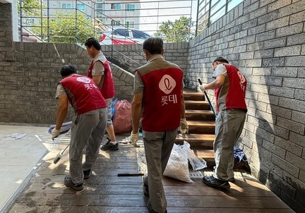 ▲ 롯데건설 샤롯데 봉사단이 주거 환경 개선 봉사활동을 진행하고 있다. ⓒ 롯데건설